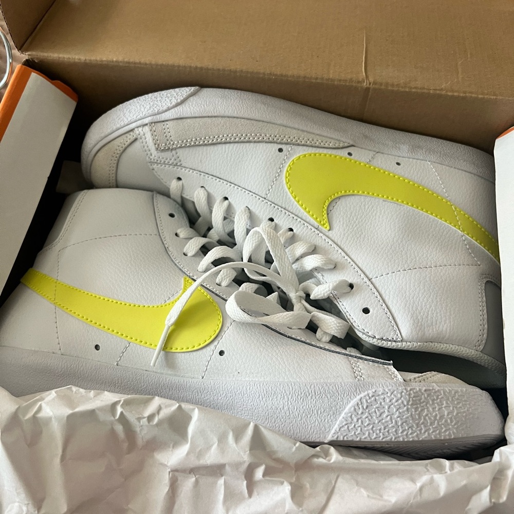 WMNS NIKE BLAZER MID '77 Lemon Venom SIZE 11 Like New!